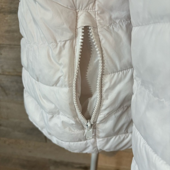Gap women’s white lightweight polyester fill puffer winter jacket in size medium - Picture 5 of 8